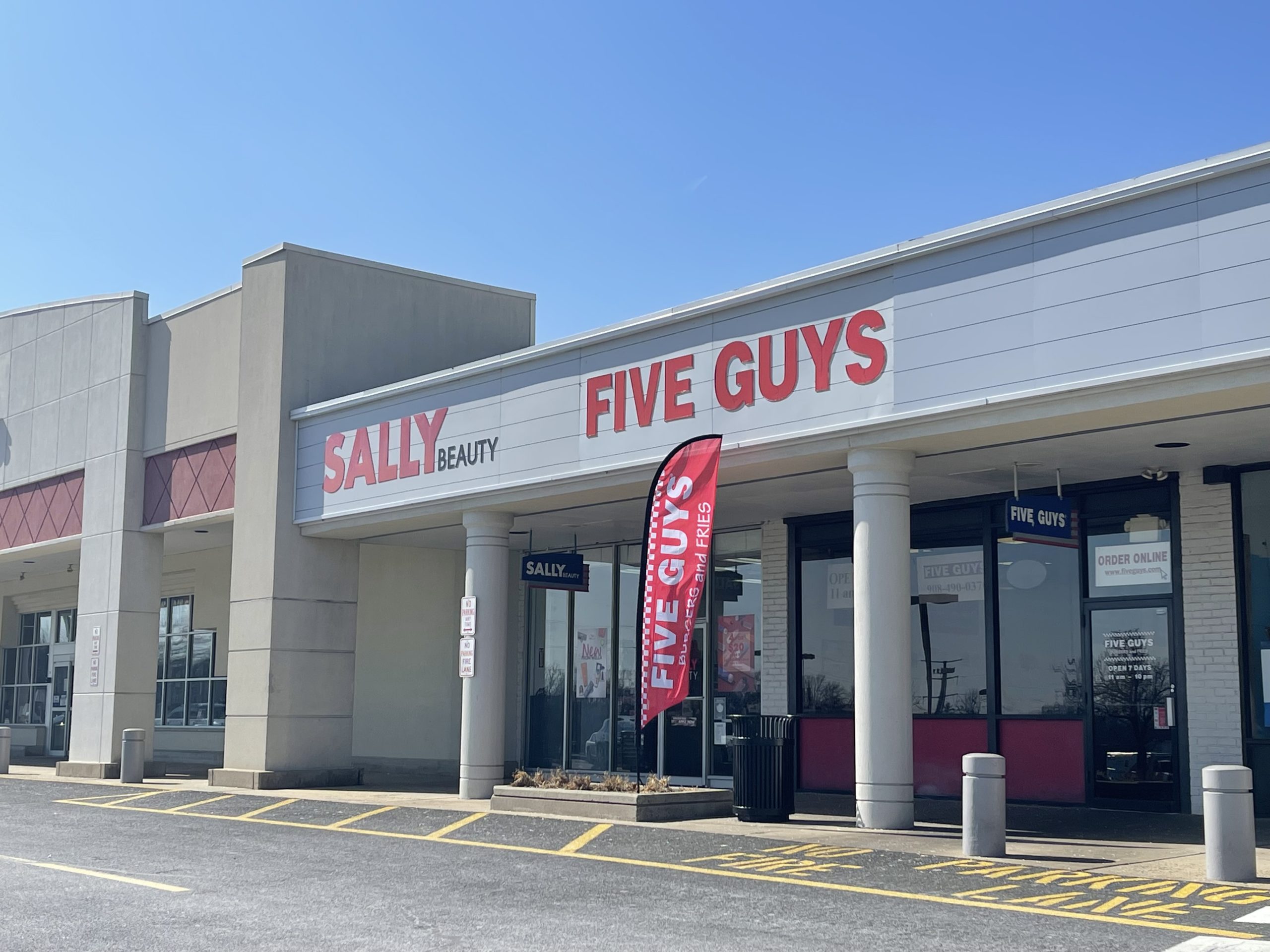 Fast-casual burger restaurant Five Guys is under new ownership at Blue Star Shopping Center and has solidified its commitment at the property with a new lease, announced Levin Management Corp.