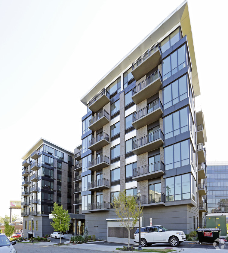 The Kislak Co. Inc. recently arranged the sale of luxury aparmtents The VUE Hackensack at 295 Polify Road in Hackensack for $36 million.