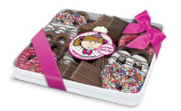 Mindy’s Munchies offers chocolate-dipped strawberries, pretzels, cookies and fudge.