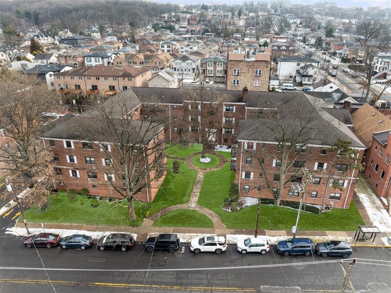 SAGE co-founding partners TK Tragash and Greg Pine brokered the sale of this 99-unit property in Palisades Park for $21.5 million. PROVIDED BY SAGE REAL ESTATE ADVISORS